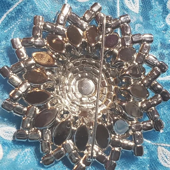 💎1950's HUGE 100s Austrian Crystals Brooch Pin - Picture 2 of 7